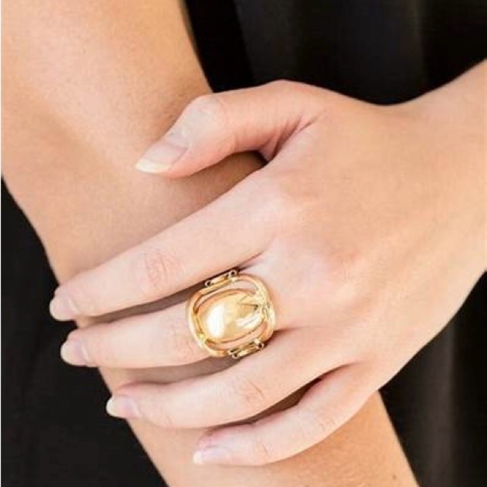 *Gold ring. - Picture 2 of 3